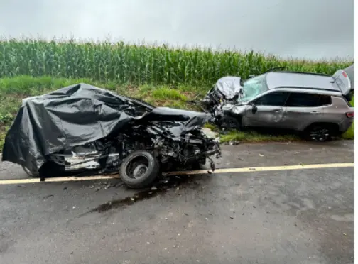 COLISÃO FRONTAL NA BR-373 DEIXA UM MORTO E DOIS FERIDOS EM CORONEL VIVIDA