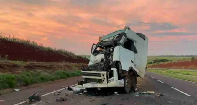 COLISÃO TRASEIRA ENTRE CAMINHÕES É REGISTRADA EM CASCAVEL