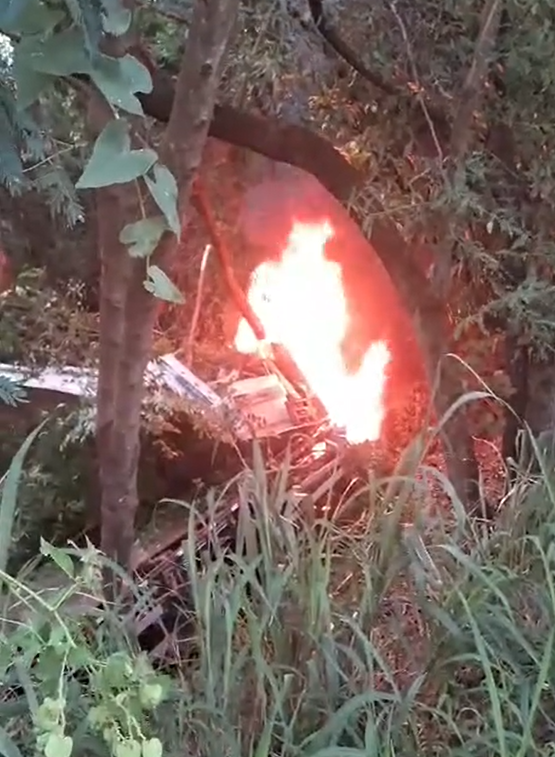 DUAS PESSOAS MORREM CARBONIZADAS EM ACIDENTE COM CAMINHÃO DE PEIXE ENTRE MISSAL E ITAIPULÂNDIA; TRÊS FERIDOS FORAM RESGATADOS