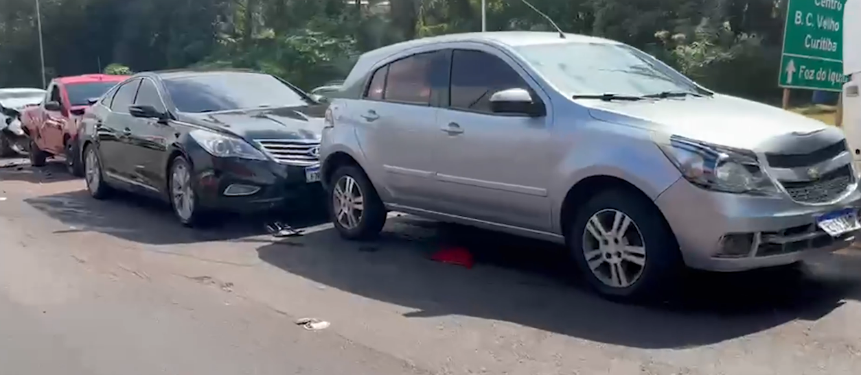 ENGAVETAMENTO COM CINCO VEÍCULOS DEIXA FERIDO E COMPLICA TRÂNSITO NA BR-277 EM CASCAVEL