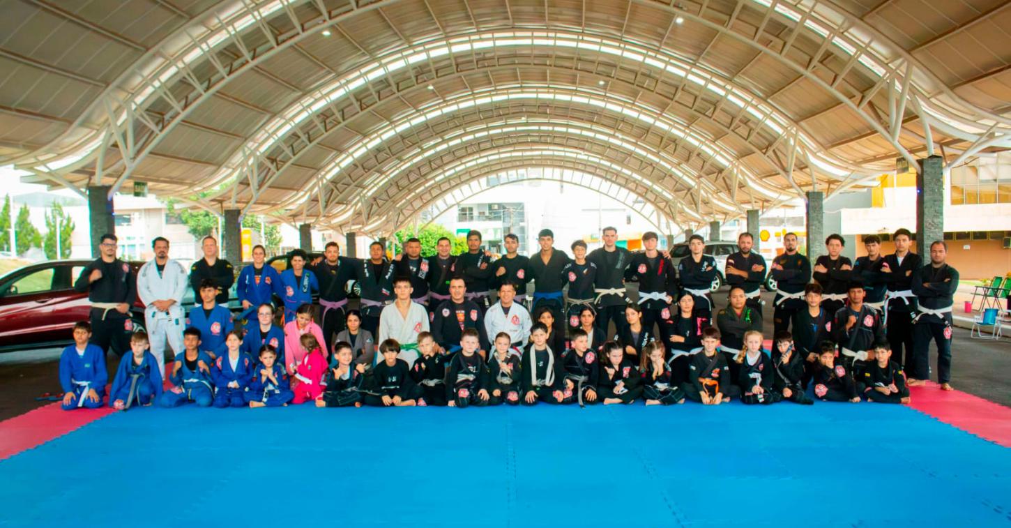 ESCOLA DE ARTES MARCIAIS PROMOVE GRANDE EVENTO DE GRADUAÇÃO DE JIU-JITSU NA RUA COBERTA EM SÃO MIGUEL