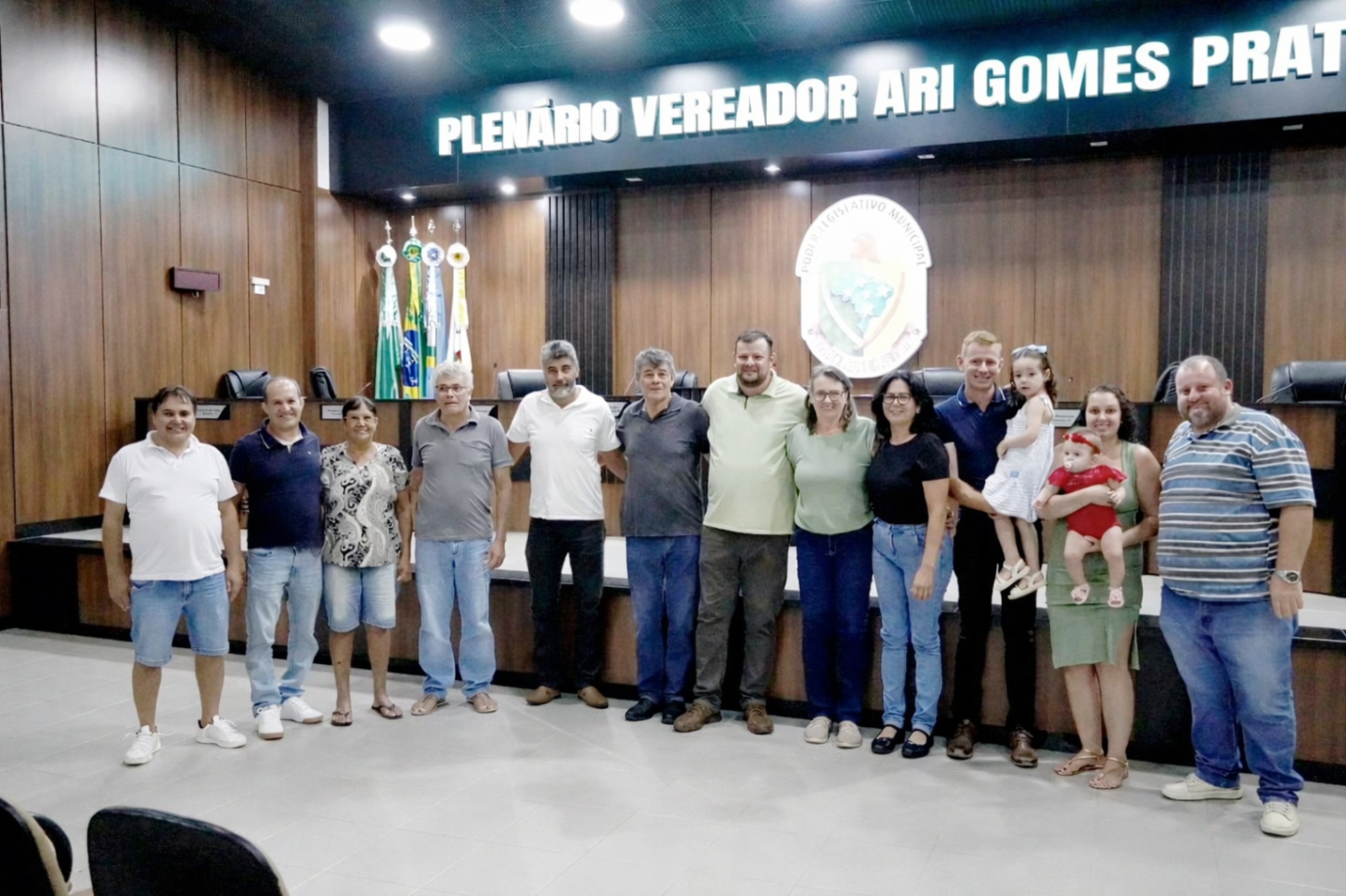 FAMÍLIA SE EMOCIONA COM HOMENAGEM A PIONEIRO NA CÂMARA DE ITAIPULÂNDIA