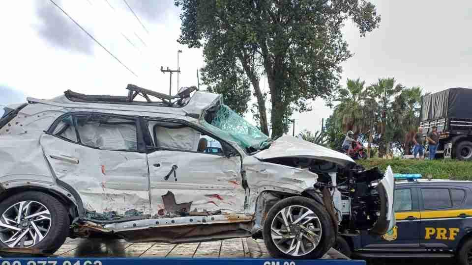 IMAGEM MOSTRA COMO FICOU O CRETA APÓS ACIDENTE FATAL NA BR-277; PRF DIVULGA DETALHES
