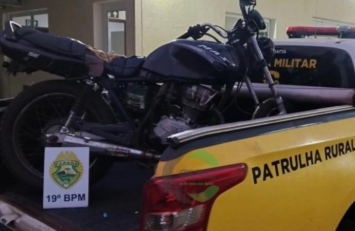 MOTOCICLISTA SEM CAPACETE E SEM CNH TEM MOTO APREENDIDA EM SANTA HELENA