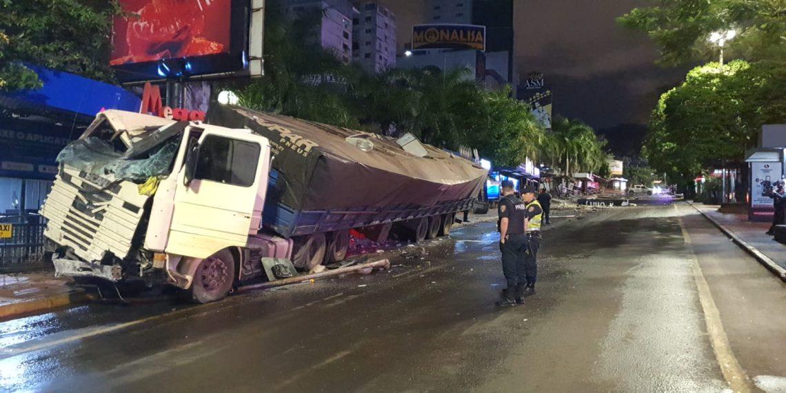 MOTORISTA EMBRIAGADO PERDE CONTROLE E CAUSA DANOS NO CENTRO DE CIUDAD DEL ESTE