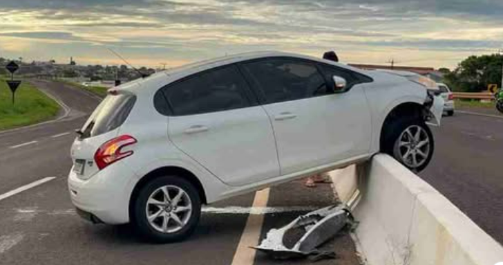 MOTORISTA PERDE CONTROLE E BATE EM MURETA NA PR-467 EM CASCAVEL