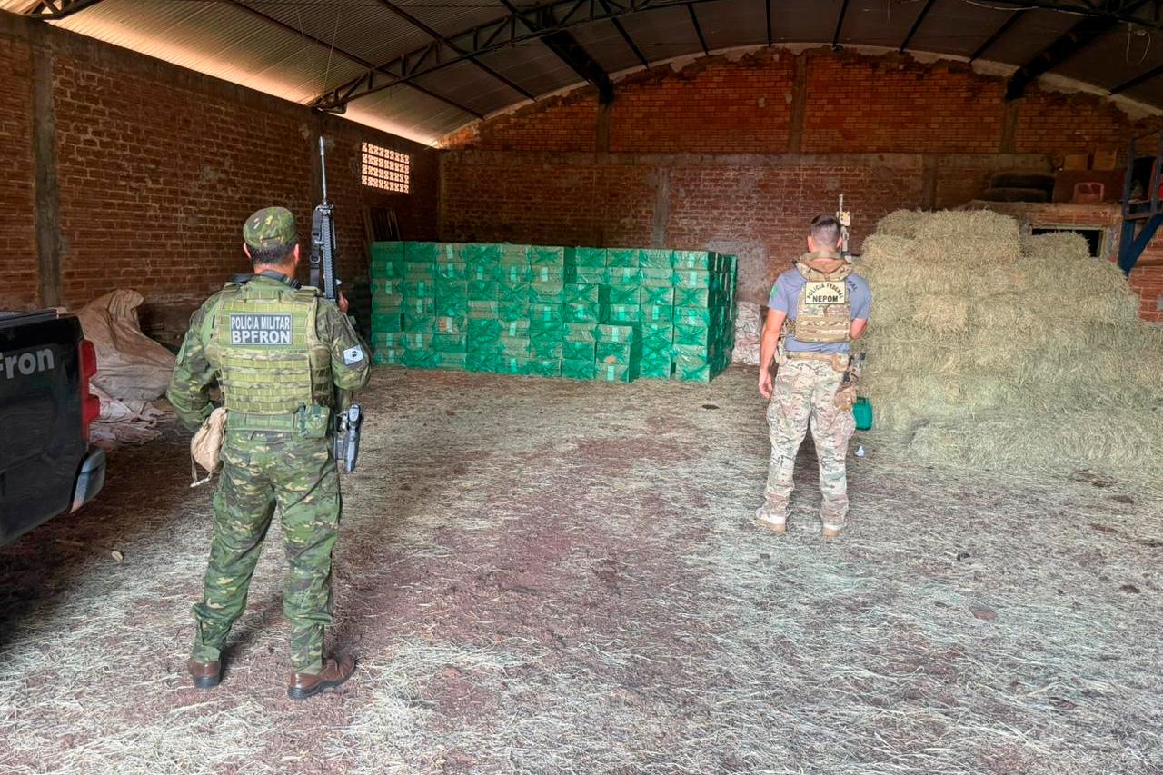 PMPR E PF PRENDEM SETE HOMENS E APREENDEM 20 MIL PACOTES DE CIGARROS CONTRABANDEADOS