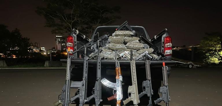 POLÍCIA APREENDE MACONHA E SIMULACROS DE ARMAS APÓS TRAVESSIA ILEGAL EM FOZ DO IGUAÇU
