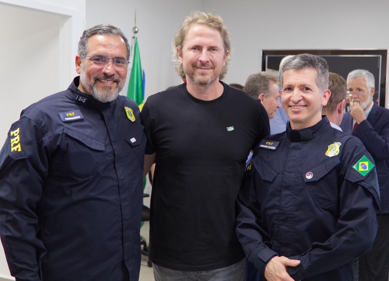 Deputado federal Zeca Dirceu entre o Diretor-Geral da PRF nacional, Antonio Fernando Oliveira e o superintendente da PRF-PR, Fernando César Oliveira - Foto: Ascom ZD