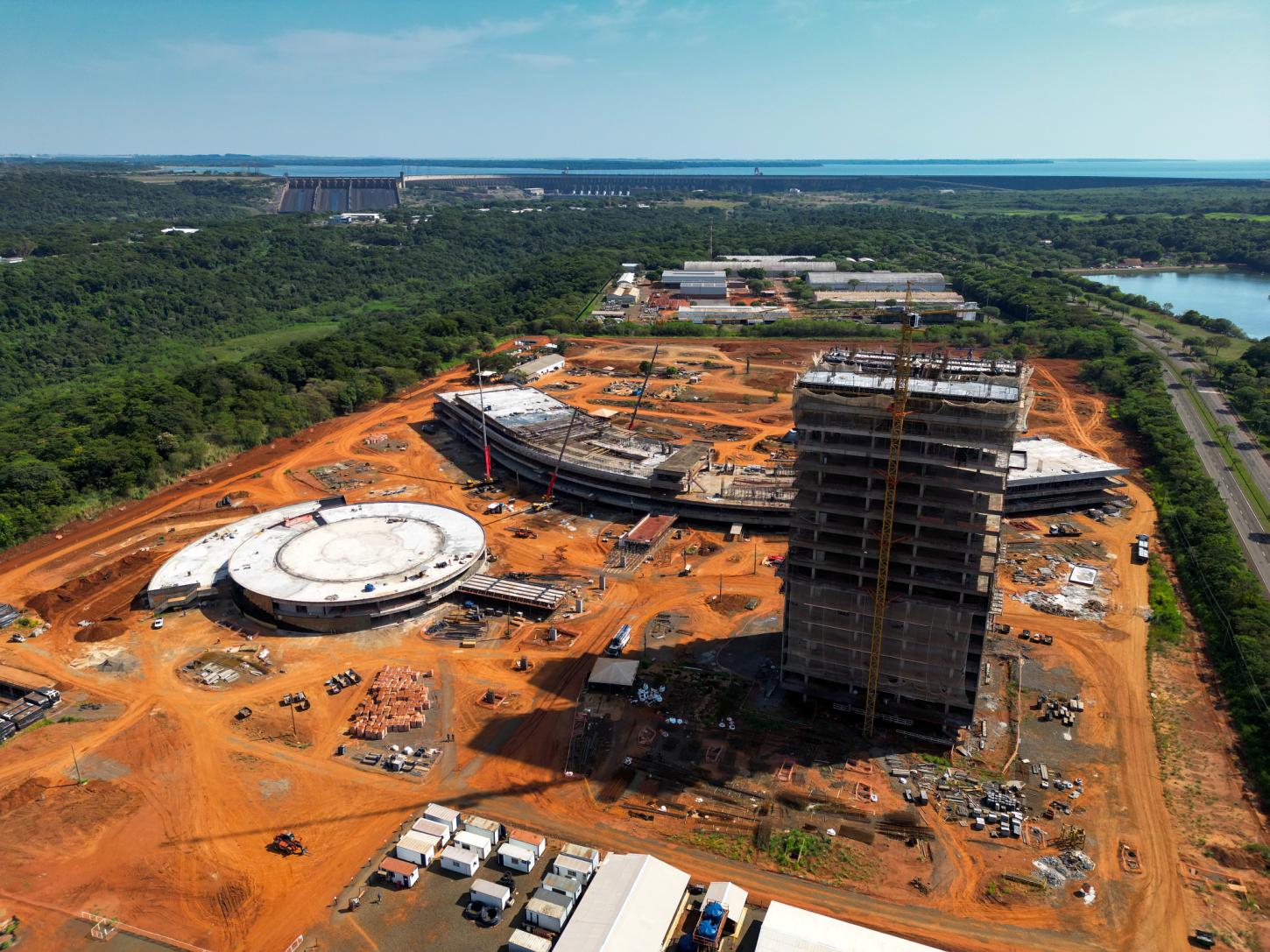 No ensino superior, umNo ensino superior, uma das ações da Itaipu foi a retomada e aceleração das obras do campus da Universidade Federal da Integração Latino-Americana (Unila), em Foz do Iguaçu. Foto: William Brisida/Itaipu Binacional.