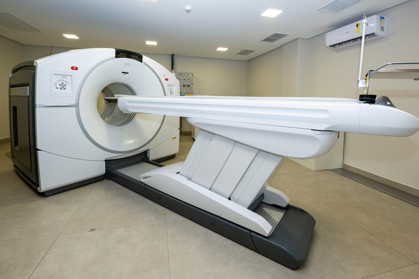 Foto equipamento de tomografia. Crédito: William Brisida/Itaipu Binacional.