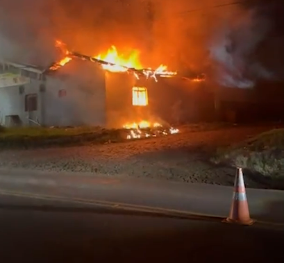 RESTAURANTE É ATINGIDO POR INCÊNDIO DE GRANDES PROPORÇÕES EM NOVA AURORA
