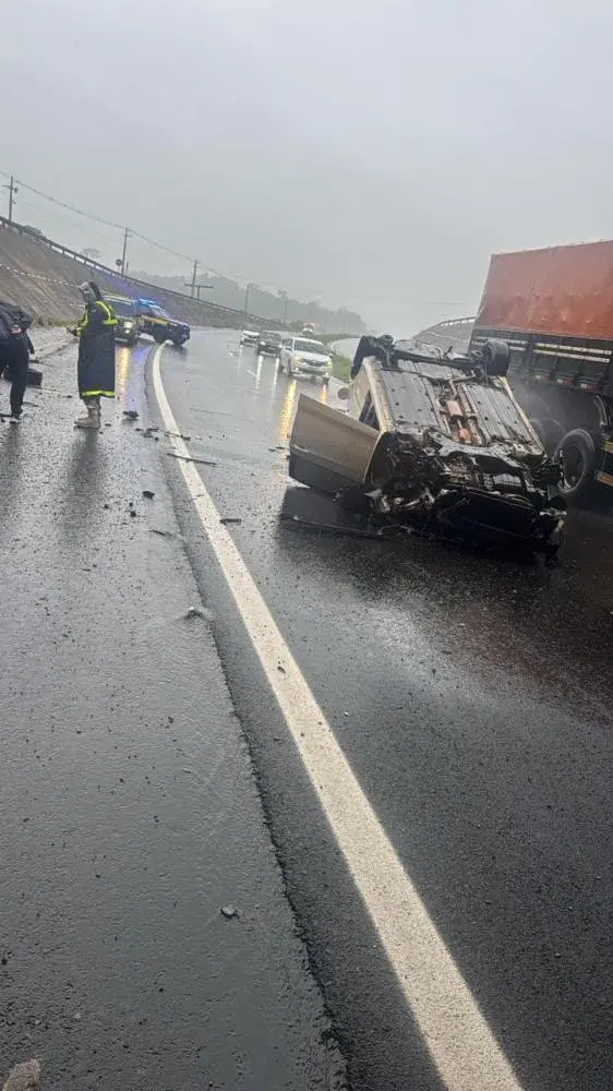 VEÍCULO CAPOTA NA BR-163 E INTERDITA FAIXA PRÓXIMO AO VIADUTO DE QUATRO PONTES