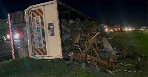 AÇAMBA CARREGADA COM ENTULHOS TOMBA E CAUSA LENTIDÃO NA BR-277