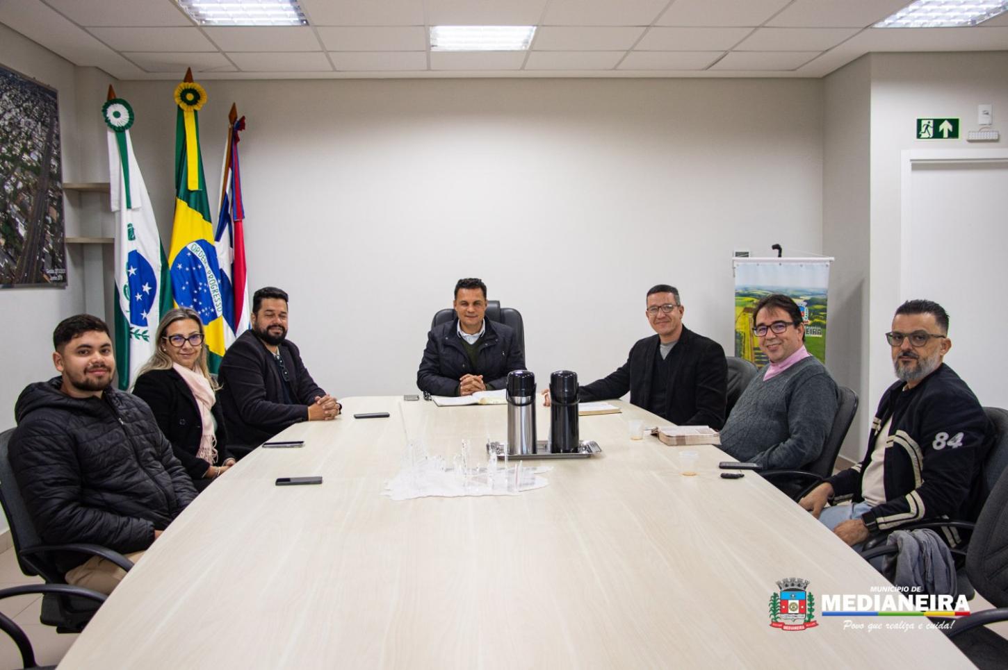 ADMINISTRAÇÃO MUNICIPAL DE MEDIANEIRA RECEBE PASTORES DO COPEM PARA MOMENTO DE ORAÇÃO E REFLEXÃO