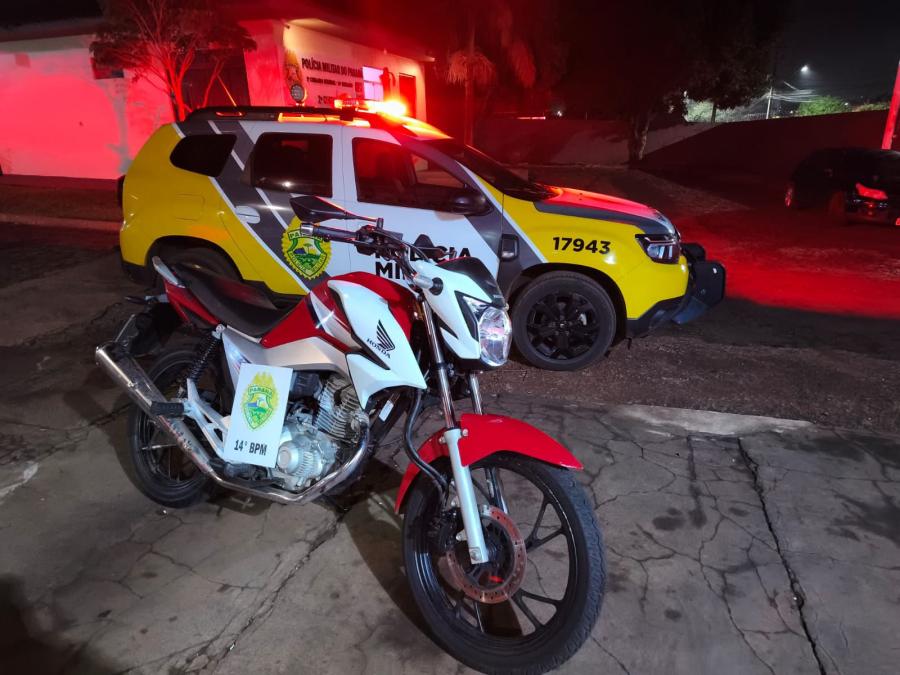ADOLESCENTES SÃO ABORDADOS PELA PM EM MOTO IRREGULAR NO CENTRO DE MEDIANEIRA
