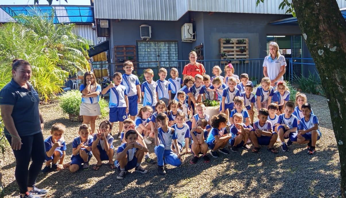 ALUNOS DE ITAIPULÂNDIA VISITAM ASSOCIAÇÃO DE RECICLAGEM E APRENDEM NA PRÁTICA SOBRE SUSTENTABILIDADE