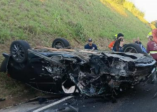 BATIDA FRONTAL ENTRE CHEVROLET CRUZE E CAMINHÃO NA PR-445 TERMINA COM MORTE DE MOTORISTA DO CARRO