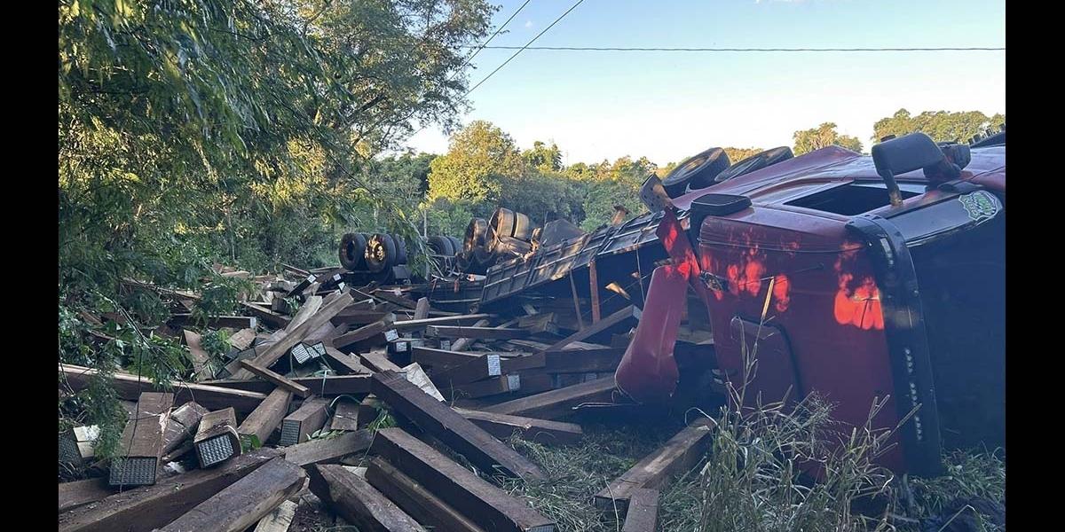CAMINHÃO CARREGADO COM DORMENTES TOMBA NA PR-281 E ASSUSTA MOTORISTAS NO SUDOESTE DO PARANÁ