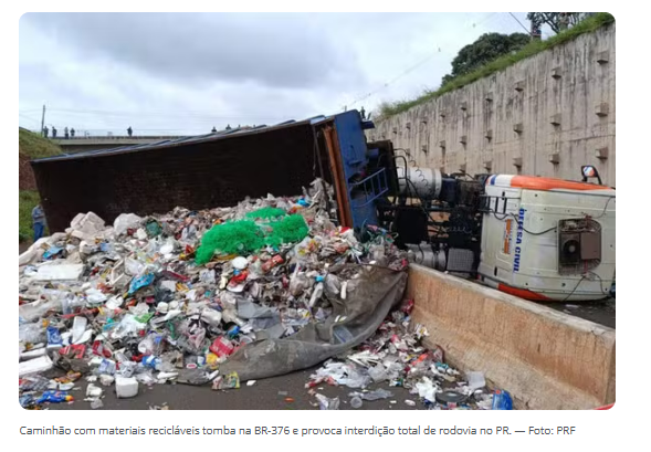 CAMINHÃO DA PREFEITURA TOMBA E INTERDITA TOTALMENTE A BR-376 EM MARINGÁ