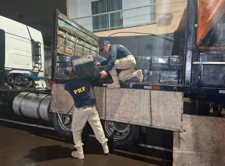 CAMINHONEIRO É PRESO COM MAIS DE 2,3 TONELADAS DE MACONHA NA BR-277