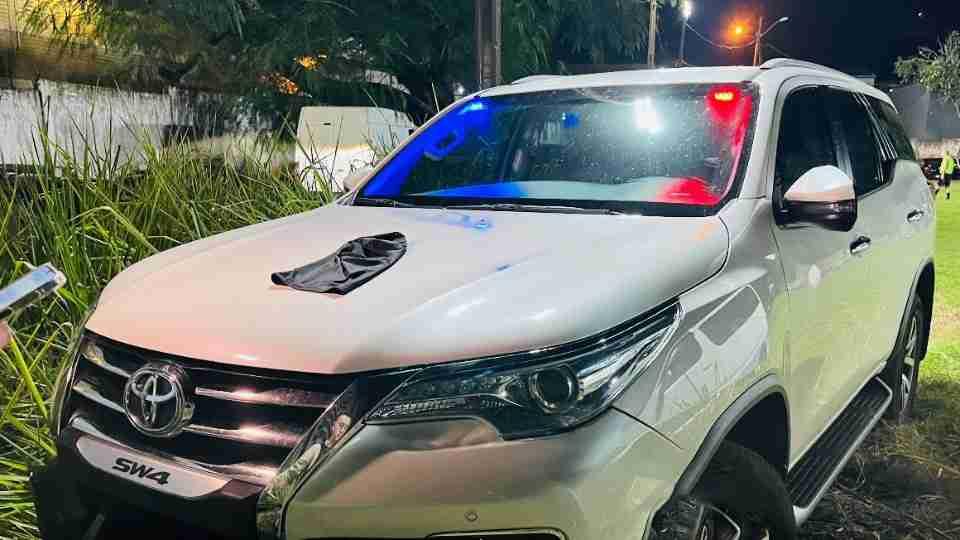 CAMINHONETE ROUBADA É RECUPERADA APÓS PERSEGUIÇÃO POLICIAL E SUSPEITO FOGE EM ÁREA DE MATA EM FOZ DO IGUAÇU
