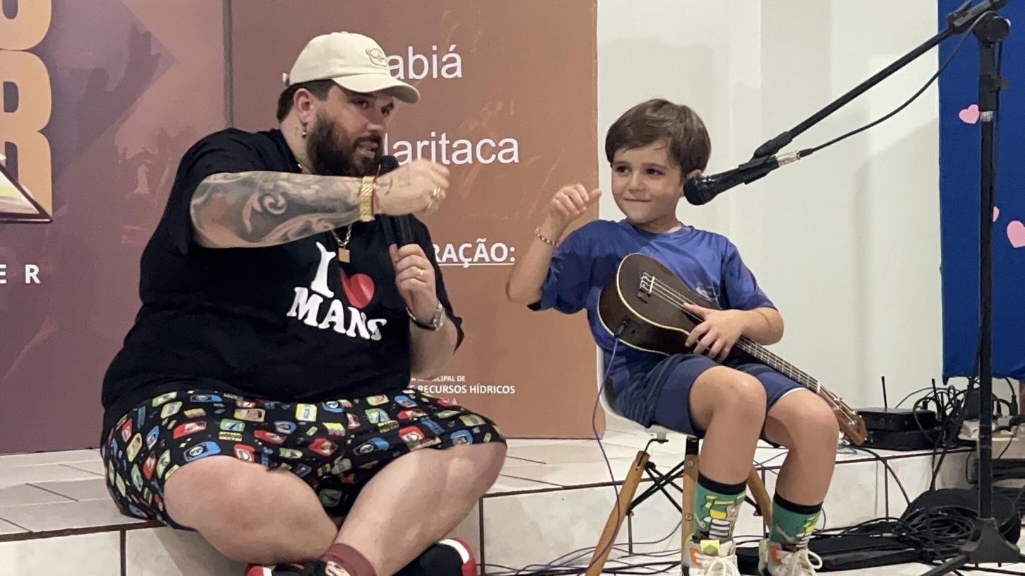 CANTOR PANDA EMOCIONA O BRASIL AO SURPREENDER MENINO DE MATELÂNDIA APÓS VÍDEO VIRAL