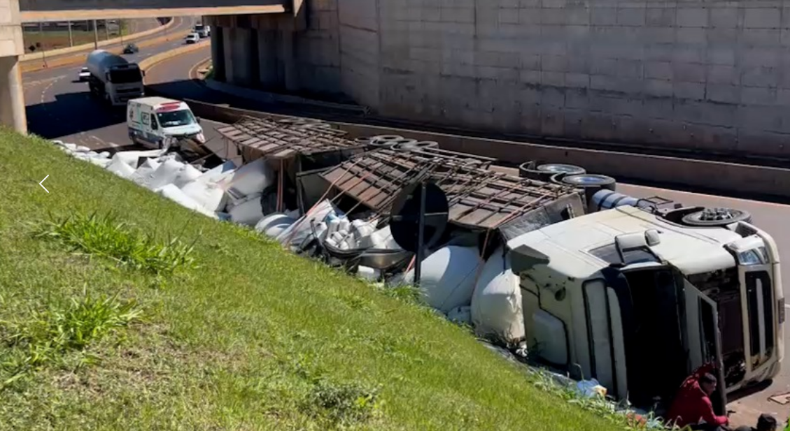 CARRETA COM 50 TONELADAS DE FARINHA TOMBA NO TREVO CATARATAS E CAUSA LENTIDÃO NA BR-369 EM CASCAVEL