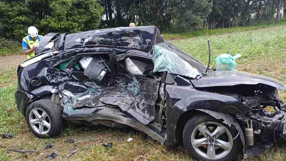 CARRO SE ENVOLVE EM COLISÃO COM DOIS CAMINHÕES NA BR-373