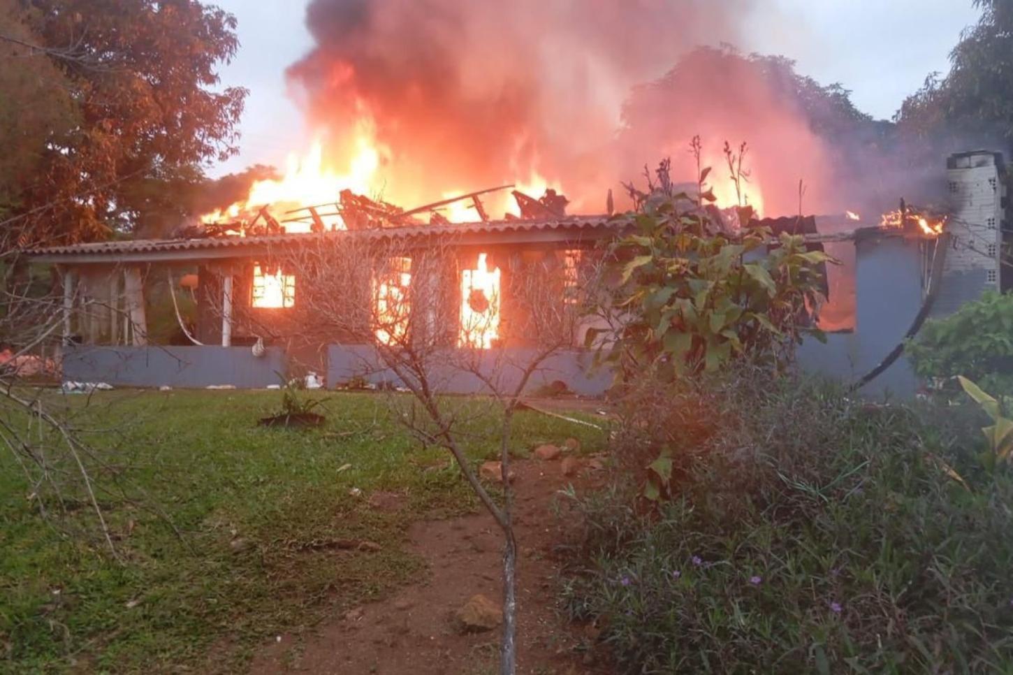 CASA É DESTRUÍDA PELO FOGO NO INTERIOR DE MISSAL