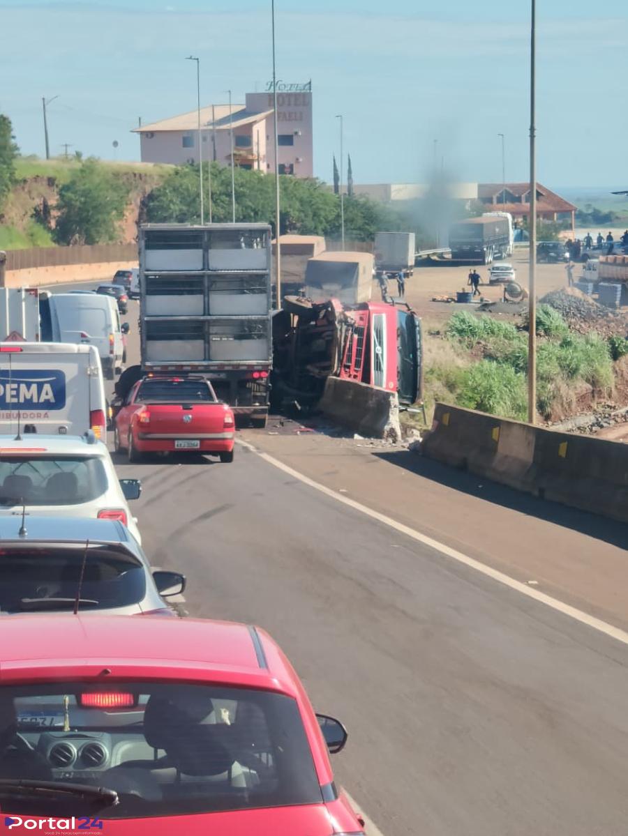 COLISÃO ENTRE CAMINHÕES DEIXA TRÂNSITO LENTO NA BR-277 EM MATELÂNDIA