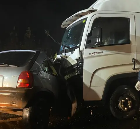 COLISÃO ENTRE CARRO, CAMINHÃO E OUTRO VEÍCULO DEIXA UM MORTO NA PR-493
