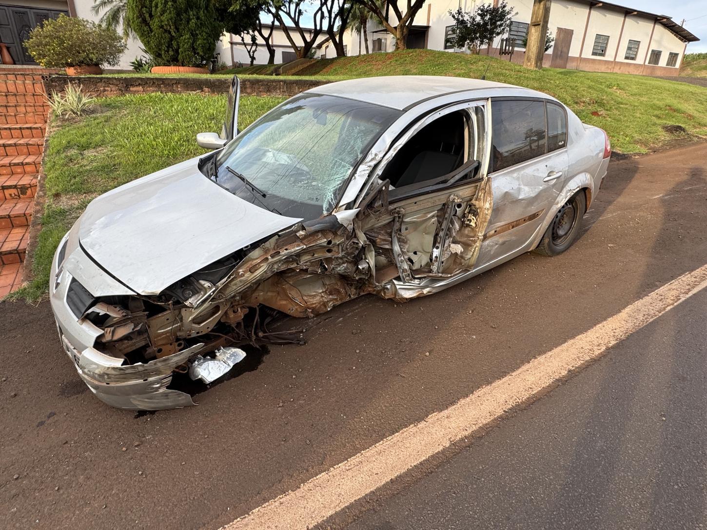 COLISÃO ENTRE CARRO E CAMINHÃO É REGISTRADA NA PR-495 EM SANTA HELENA