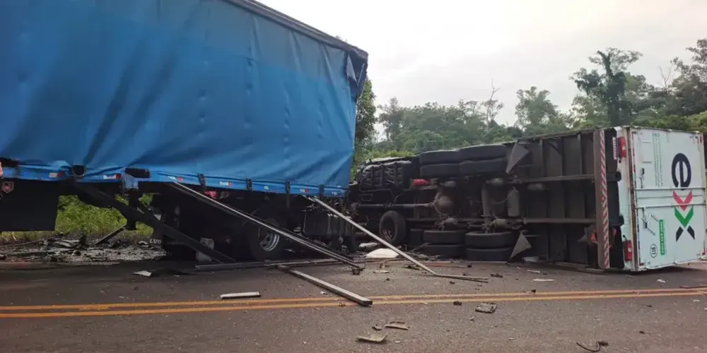 COLISÃO FRONTAL ENTRE CAMINHÕES DEIXA QUATRO MORTOS NA PR-545