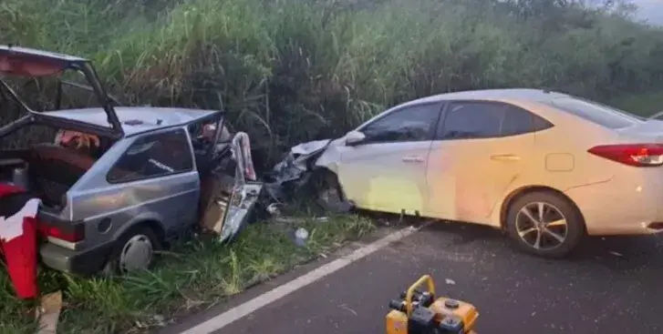 COLISÃO FRONTAL ENTRE DOIS CARROS MATA TRÊS PESSOAS NA PR-340