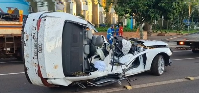 COLISÃO VIOLENTA DESTRÓI AUDI A4 E DEIXA DOIS MORTOS EM CASCAVEL
