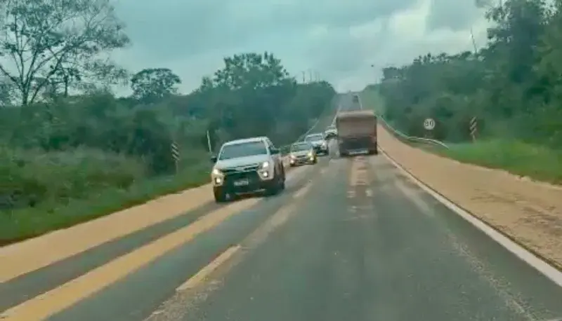 DERRAMAMENTO DE SOJA MOBILIZA EQUIPES NA BR-163 ENTRE MARECHAL RONDON E MERCEDES