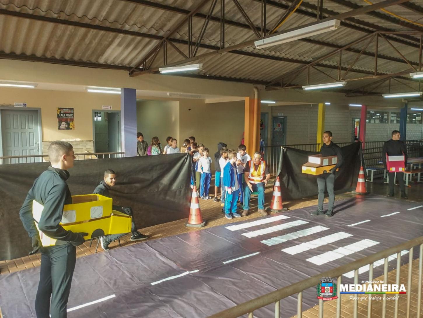 MEDIANEIRA PROMOVE AÇÕES EDUCATIVAS DO MAIO AMARELO COM ALUNOS DA ESCOLA CARLOS LACERDA