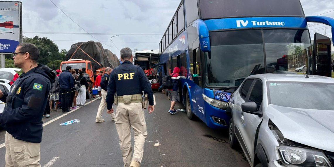 ENGAVETAMENTO ENVOLVE CINCO VEÍCULOS E DEIXA DOIS FERIDOS EM FOZ DO IGUAÇU