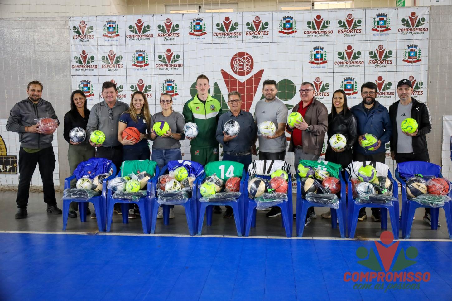 ESCOLAS DE MISSAL RECEBEM KITS ESPORTIVOS E REFORÇAM INCENTIVO AO ESPORTE