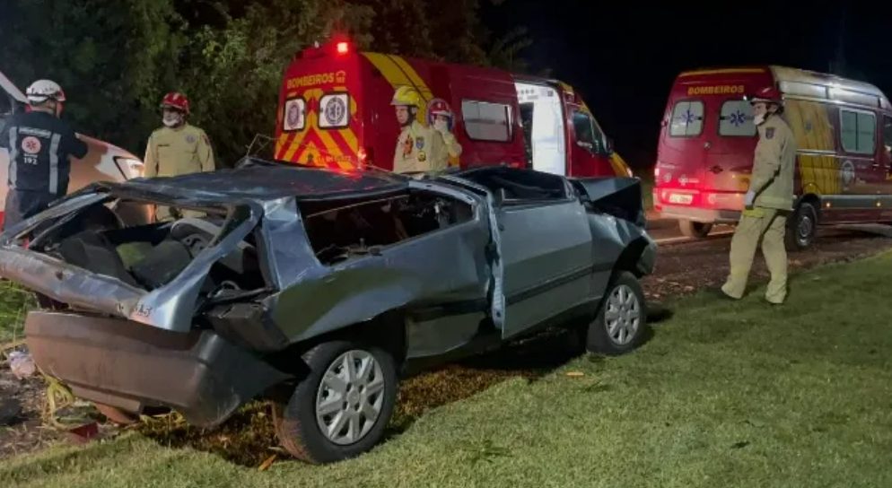 FIAT UNO CAPOTA APÓS SAIR DA PISTA NA PR-471