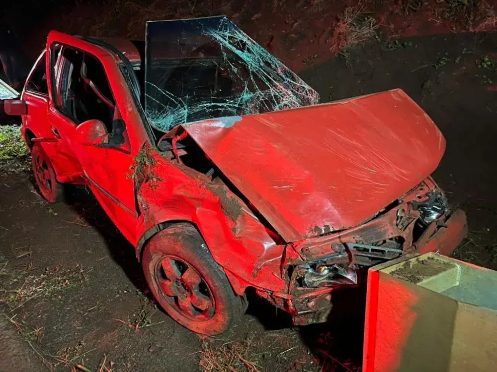 GOL FICA COMPLETAMENTE DESTRUÍDO APÓS CAPOTAMENTO NA PR-491