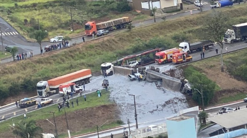 GRAVE COLISÃO COM CARRETA, S10 E JEEP DEIXA CINCO FERIDOS NA BR-282