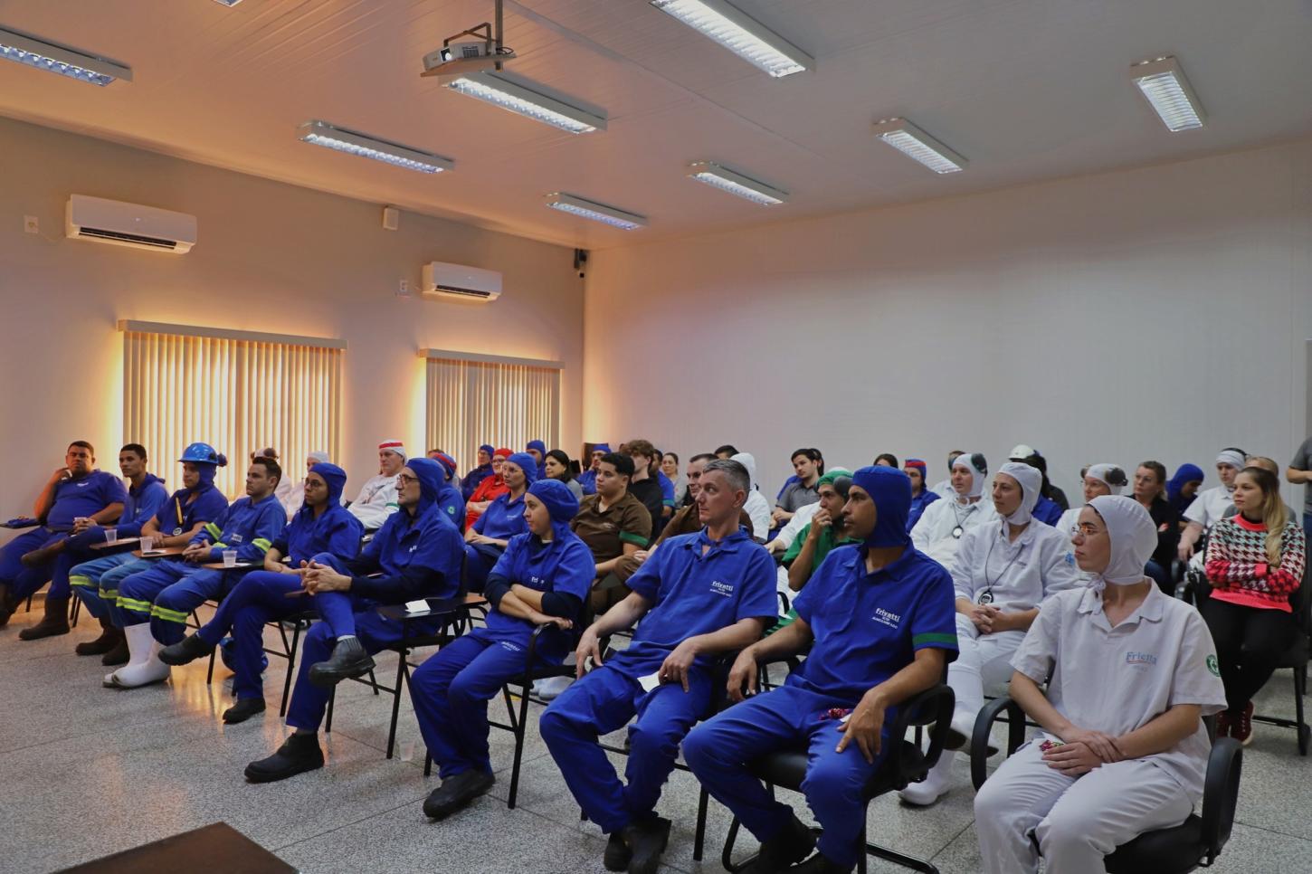 ITAIPULÂNDIA PROMOVE PALESTRA SOBRE SAÚDE MENTAL PARA TRABALHADORES DA FRIVATTI