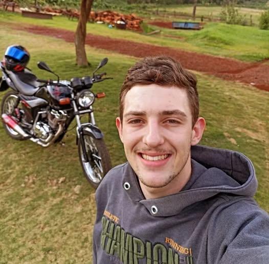 JOVEM DE 20 ANOS MORRE APÓS BATER MOTO CONTRA ÁRVORE NO INTERIOR DE SANTA HELENA