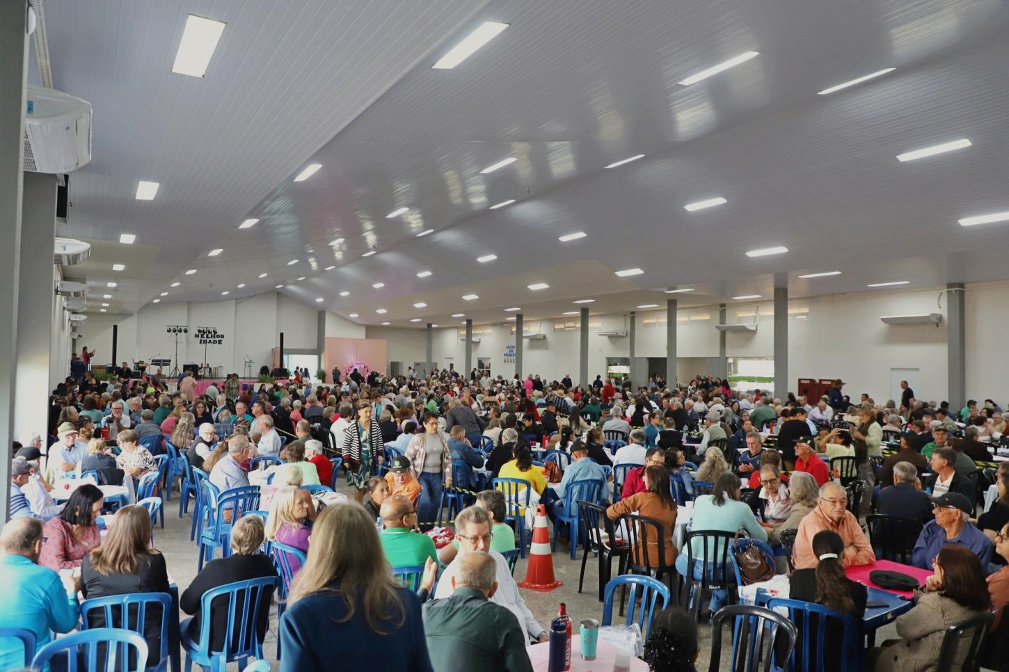 MATINÊ ESPECIAL DO DIA DAS MÃES REÚNE CENTENAS DE FAMÍLIAS EM ITAIPULÂNDIA