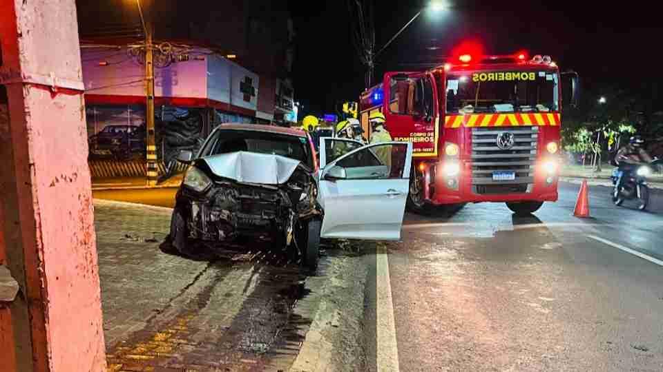 MOTORISTA FICA EM ESTADO GRAVE APÓS CARRO BATER CONTRA POSTE EM FOZ DO IGUAÇU