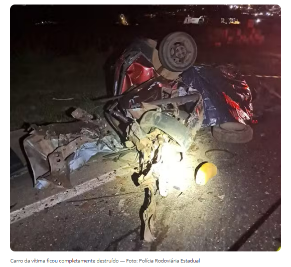 MOTORISTA MORRE E CARRO É DESTRUÍDO APÓS ACIDENTE COM CARRETA, QUE TOMBOU DEVIDO À FORÇA DA BATIDA, NO PARANÁ