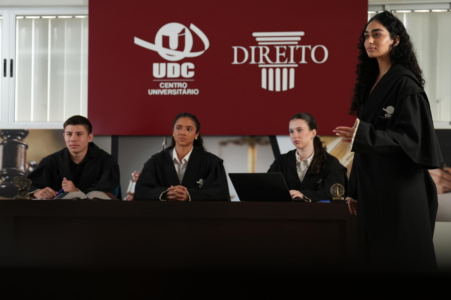 O MUNDO PEDE PROFISSIONAIS, A UDC FORMA