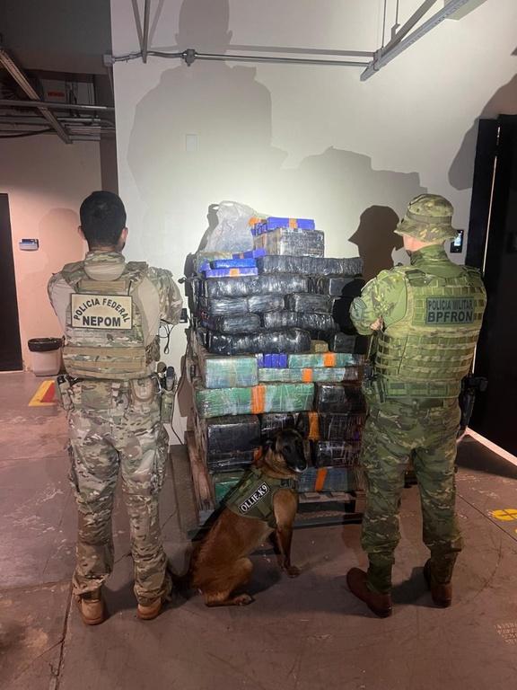 POLÍCIA FEDERAL E BPFRON APREENDEM MAIS DE 930 KG DE MACONHA E COMPRIMIDOS DE ECSTASY EM SANTA HELENA